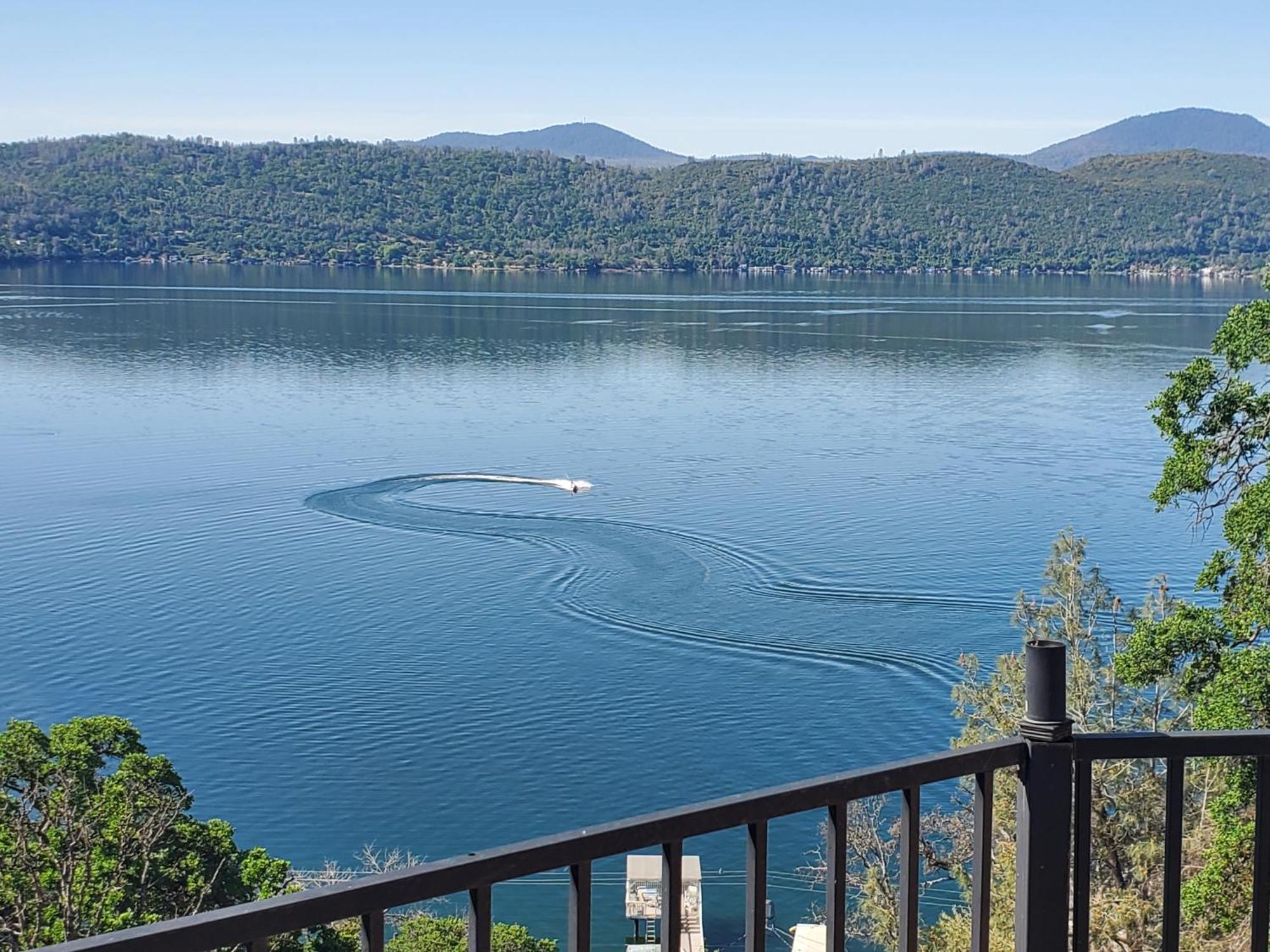 קלירלייק A Lake, A Mountain And The House With The Red Door מראה חיצוני תמונה
